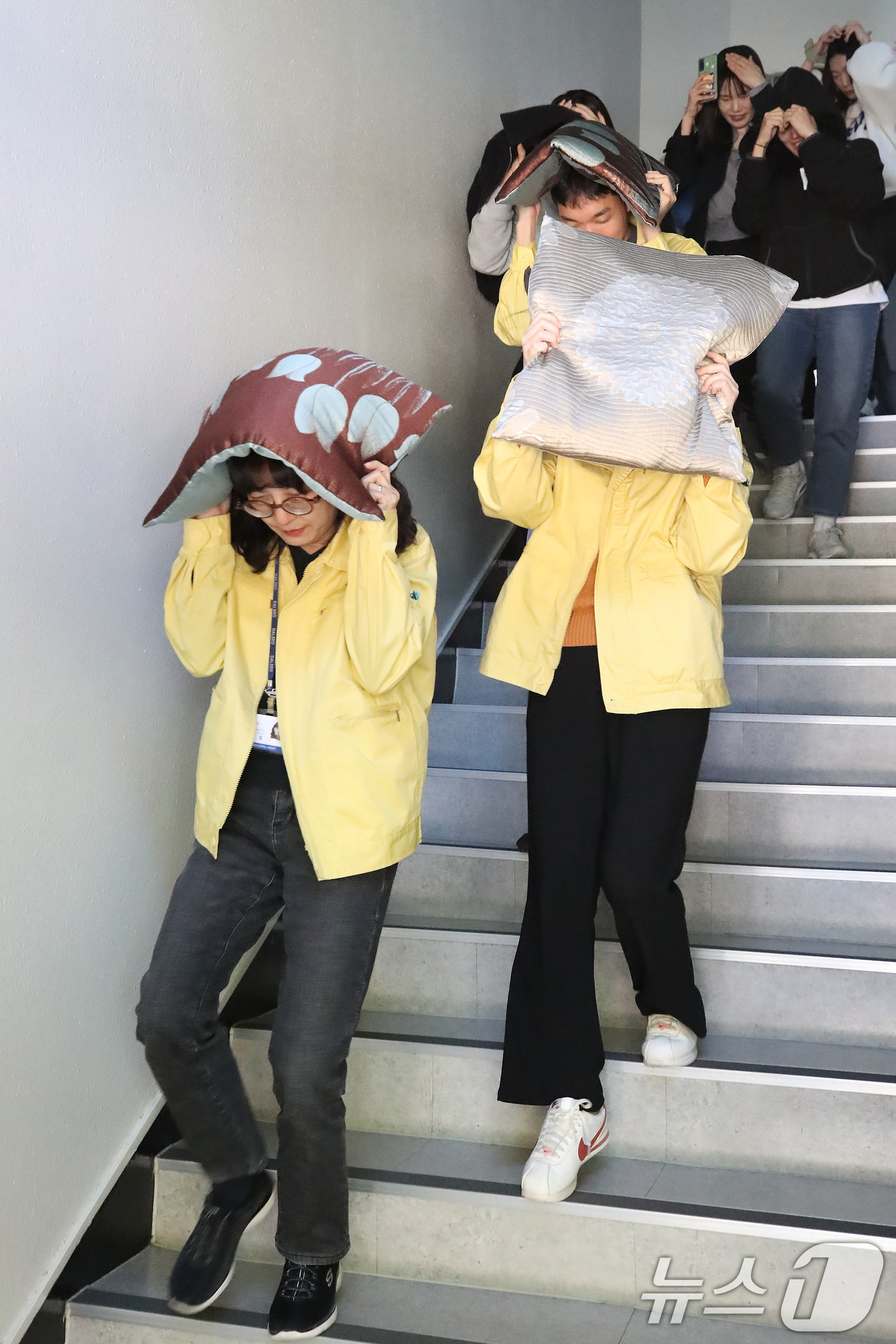 (대구=뉴스1) 공정식 기자 = 28일 오후 대구 달서구청에서 지진 발생 상황을 가정해 열린 대피 훈련에서 구청 직원들이 지진 대피 안내방송에 따라 방석으로 머리를 보호하며 인근 …