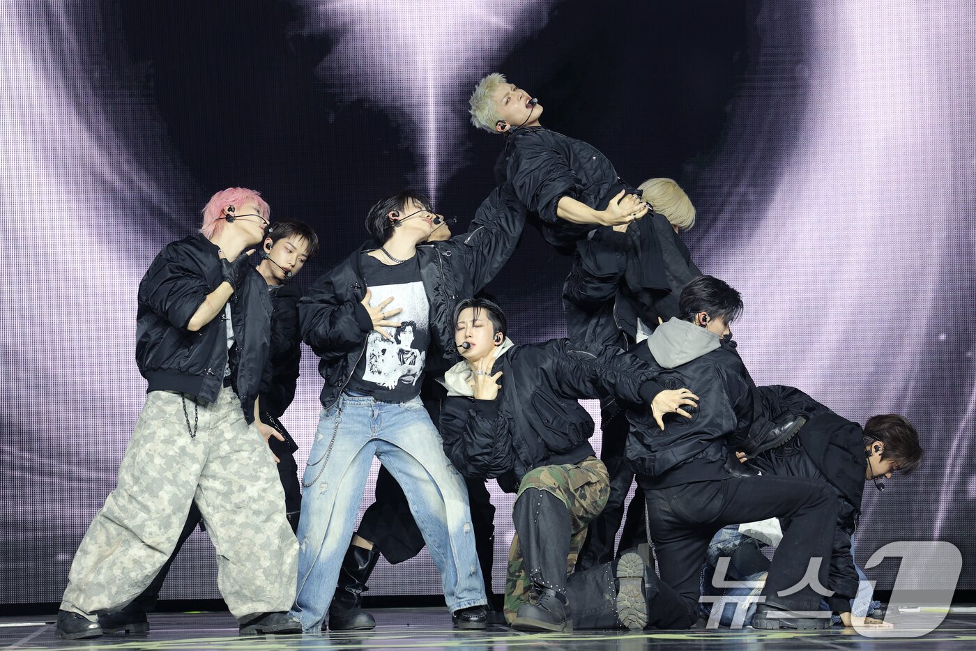 본문 이미지 - 그룹 &TEAM&#40;앤팀&#41;이 28일 오후 서울 용산구 블루스퀘어에서 가진 한국 데뷔 미니 1집 &#39;Back to Life&#39; 쇼케이스에 참석해 타이틀 곡 &#39;백 투 라이프&#39;를 선보이고 있다. 2025.10.28/뉴스1 ⓒ News1 권현진 기자