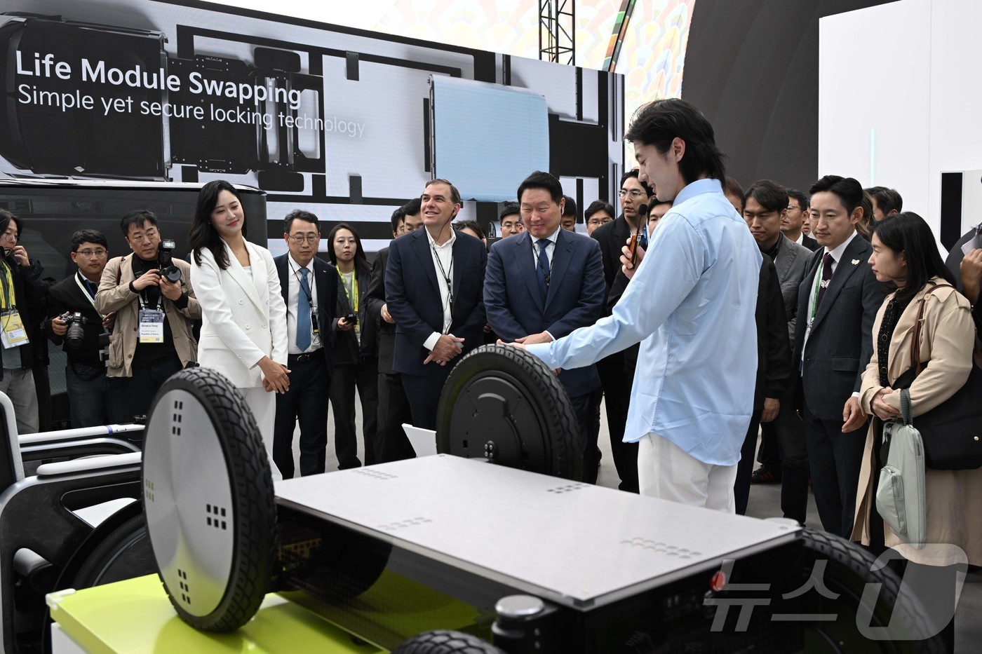 (경주=뉴스1) 김민지 기자 = 최태원 대한상의 회장과 맷 가먼 아마존웹서비스(AWS) CEO가 아시아태평양경제협력체(APEC) 정상회의 최고경영자(CEO) 서밋(Summit)이 …