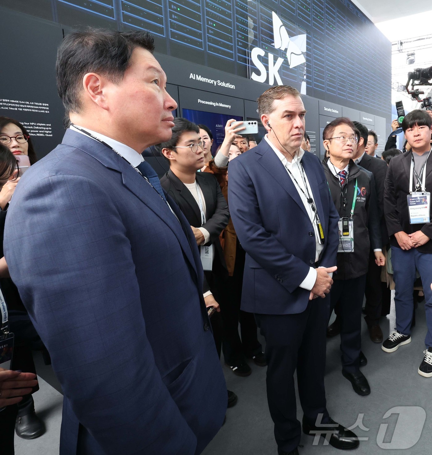 (경주=뉴스1) 김민지 기자 = 최태원 대한상의 회장과 맷 가먼 아마존웹서비스(AWS) CEO가 아시아태평양경제협력체(APEC) 정상회의 최고경영자(CEO) 서밋(Summit)이 …