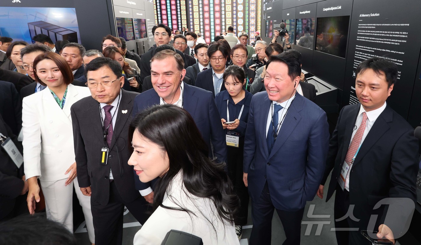 (경주=뉴스1) 김민지 기자 = 최태원 대한상의 회장과 맷 가먼 아마존웹서비스(AWS) CEO가 아시아태평양경제협력체(APEC) 정상회의 최고경영자(CEO) 서밋(Summit)이 …