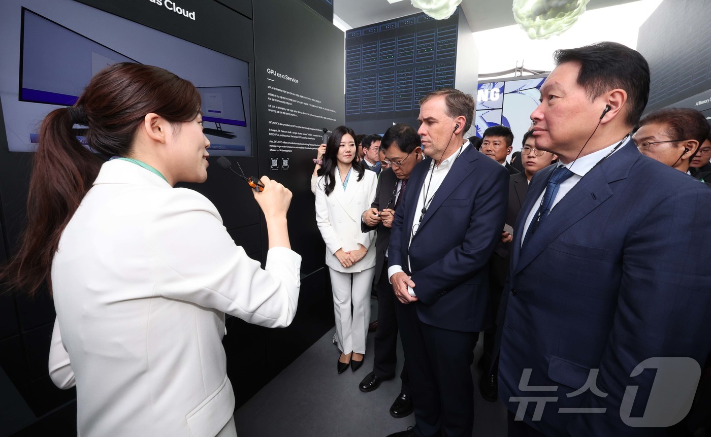 (경주=뉴스1) 김민지 기자 = 최태원 대한상의 회장과 맷 가먼 아마존웹서비스(AWS) CEO가 아시아태평양경제협력체(APEC) 정상회의 최고경영자(CEO) 서밋(Summit)이 …