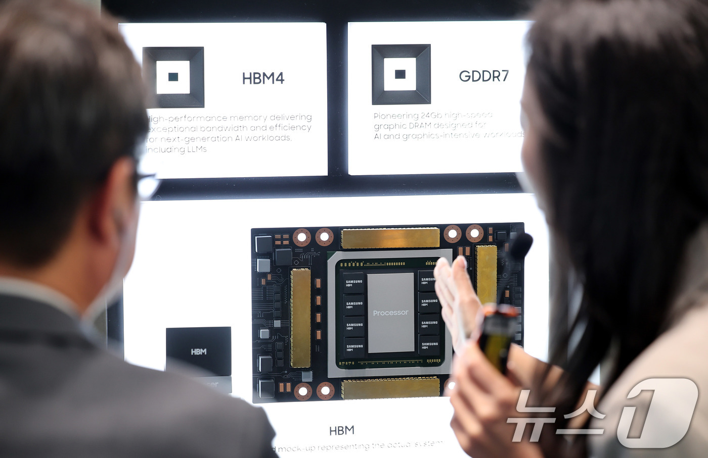 (경주=뉴스1) 박지혜 기자 = 28일 경북 경주 엑스포공원 에어돔에서 열린 APEC CEO 서밋 부대행사인 'K-테크 쇼케이스' 삼성전자 부스에서 참석자가 HBM4를 둘러보고 있 …