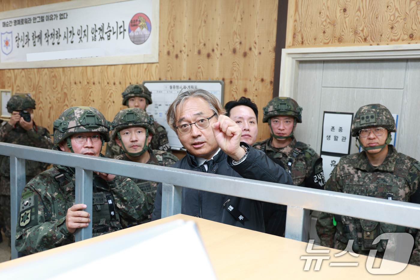 (서울=뉴스1) = 국방부는 내란극복·미래국방 설계를 위한 민관군 합동 특별자문위원회 산하 군 사망사고 대책 분과 위원회가 28일 12사단 일반전초(GOP) 부대를 방문했다고 밝혔 …