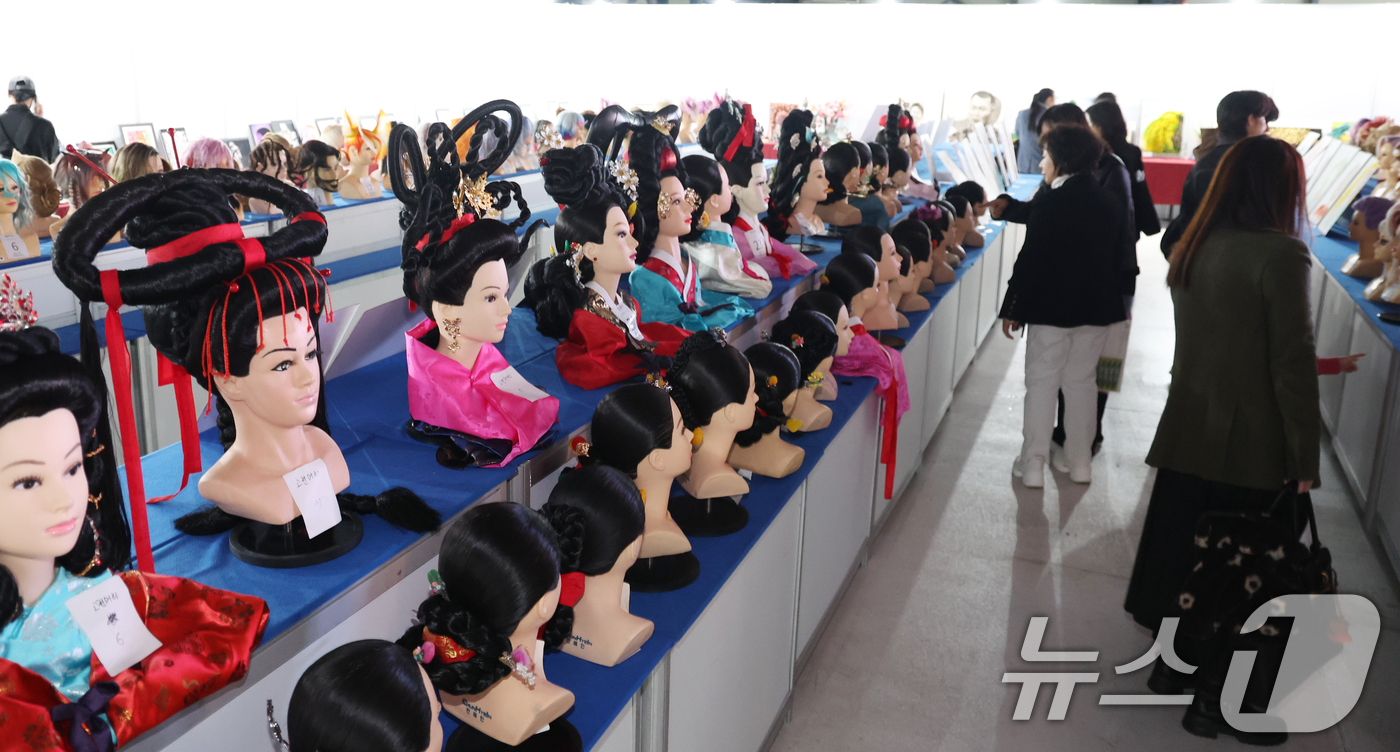 (서울=뉴스1) 김명섭 기자 = 28일 서울 강남구 세텍에서 열린 제9회 서울시 미용경연대회에서 관람객들이 공모전 작품을 둘러보고 있다.이 행사에는 경연대회 및 뷰티쇼, 체험프로그 …