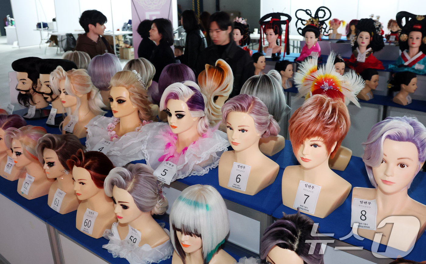 (서울=뉴스1) 김명섭 기자 = 28일 서울 강남구 세텍에서 열린 제9회 서울시 미용경연대회에서 관람객들이 공모전 작품을 둘러보고 있다.이 행사에는 경연대회 및 뷰티쇼, 체험프로그 …