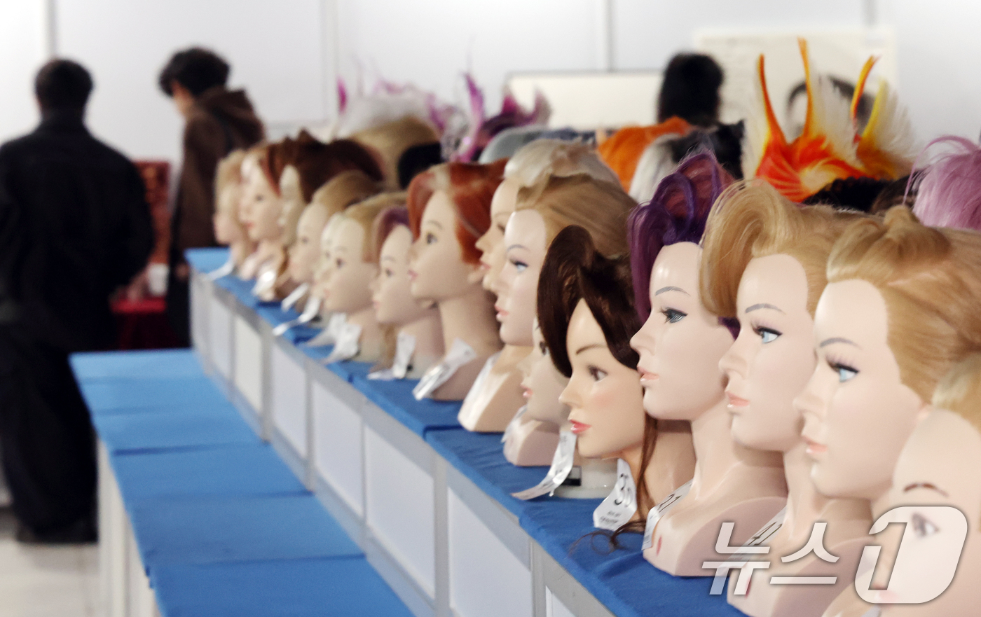 (서울=뉴스1) 김명섭 기자 = 28일 서울 강남구 세텍에서 열린 제9회 서울시 미용경연대회에서 관람객들이 공모전 작품을 둘러보고 있다.이 행사에는 경연대회 및 뷰티쇼, 체험프로그 …