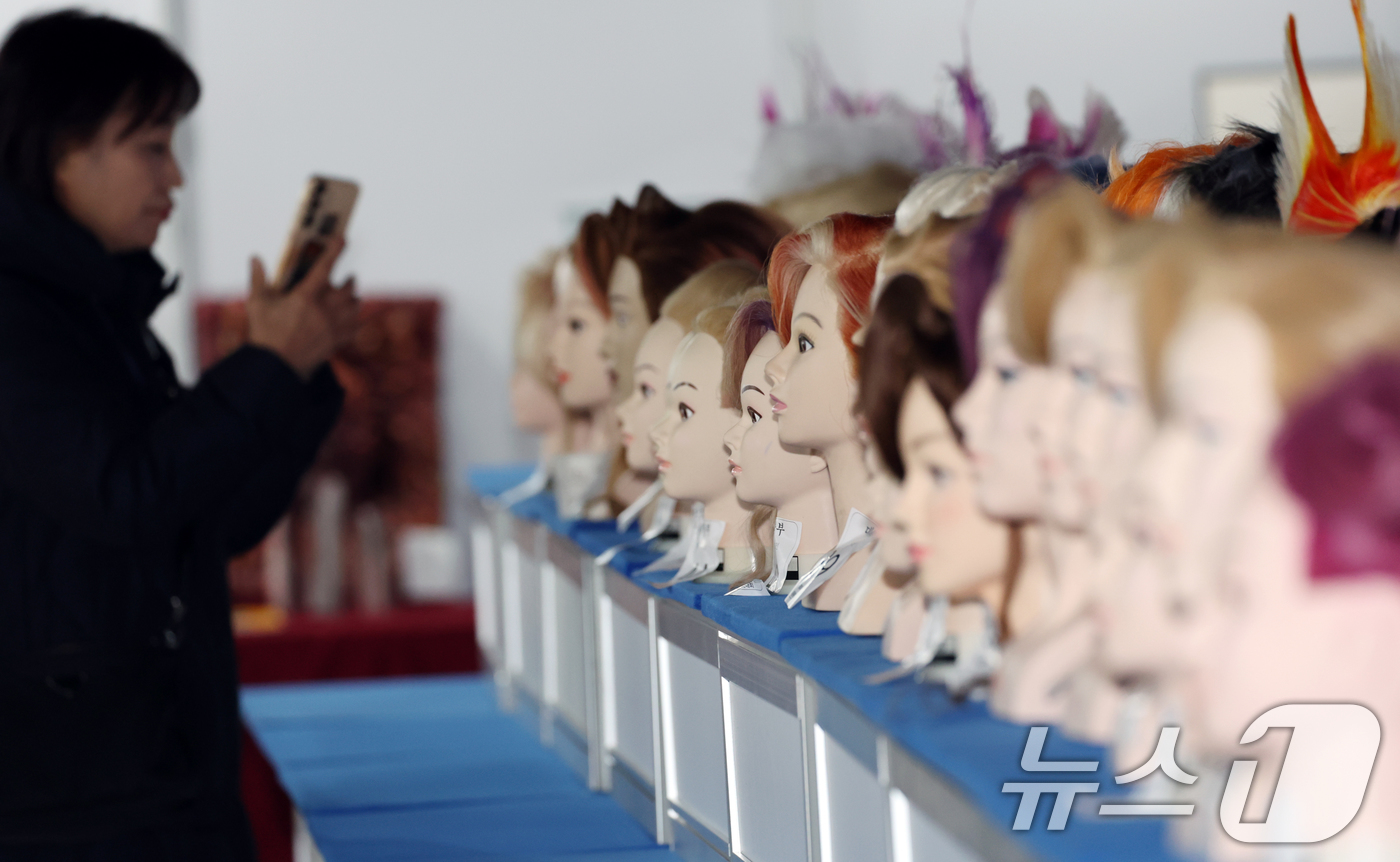 (서울=뉴스1) 김명섭 기자 = 28일 서울 강남구 세텍에서 열린 제9회 서울시 미용경연대회에서 관람객들이 공모전 작품을 둘러보고 있다.이 행사에는 경연대회 및 뷰티쇼, 체험프로그 …