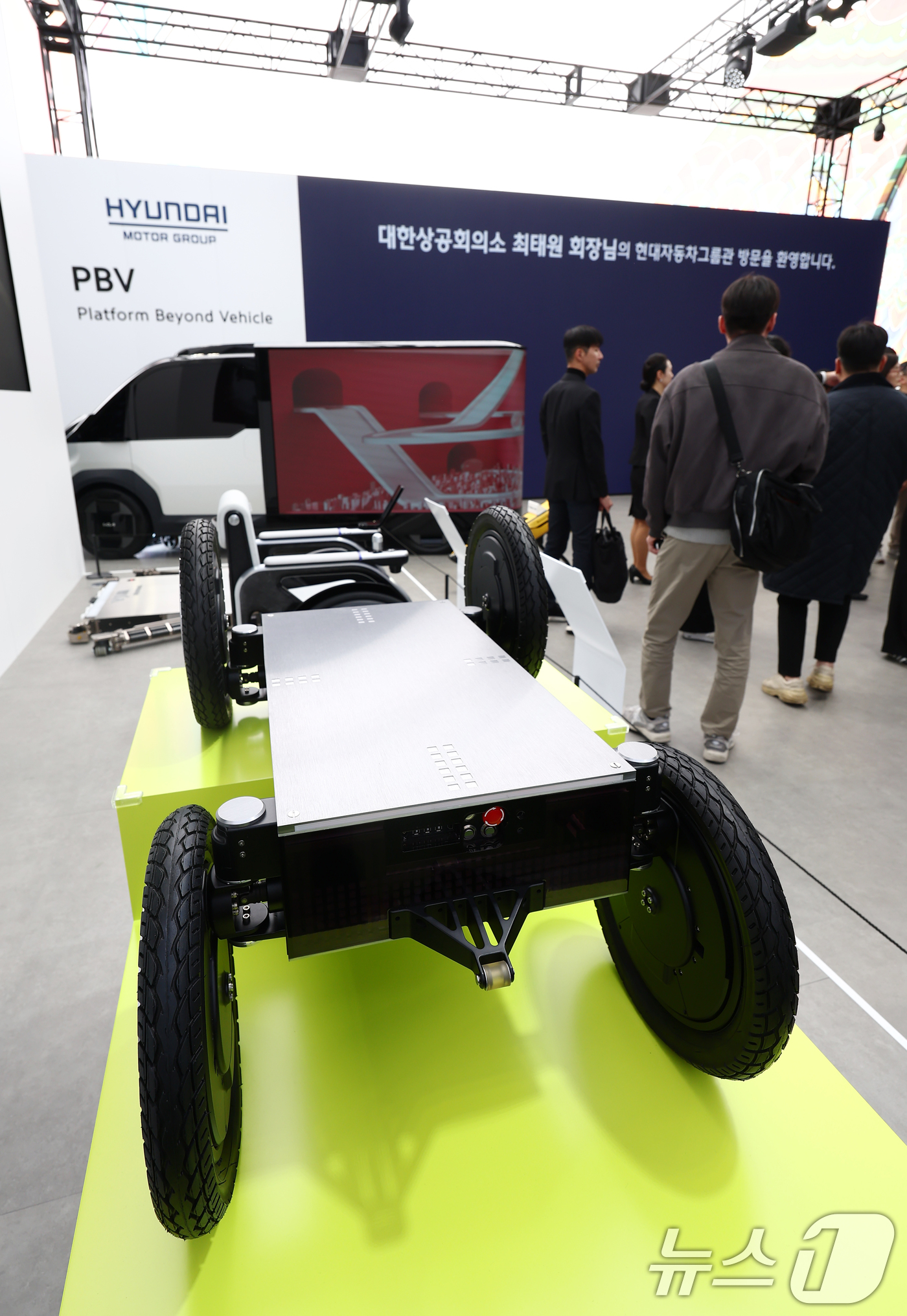 (경주=뉴스1) 김민지 기자 = 28일 경북 경주 엑스포공원 에어돔에서 마련된 APEC CEO 서밋 부대행사 'K-테크 쇼케이스' 현대차 부스에 Dnl 모듈을 기반으로 한 신개념 …