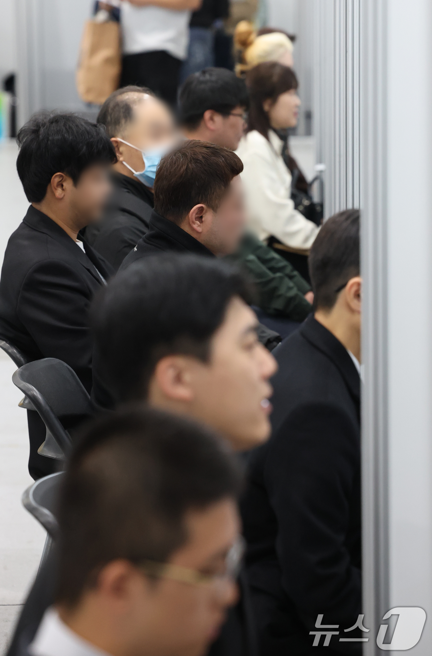(수원=뉴스1) 김영운 기자 = 28일 경기 수원시 영통구 수원컨벤션센터에서 열린 'AI로 JOB자-2025 수원시 일자리박람회'에서 구직자들이 면접을 보고 있다. 2025.10. …