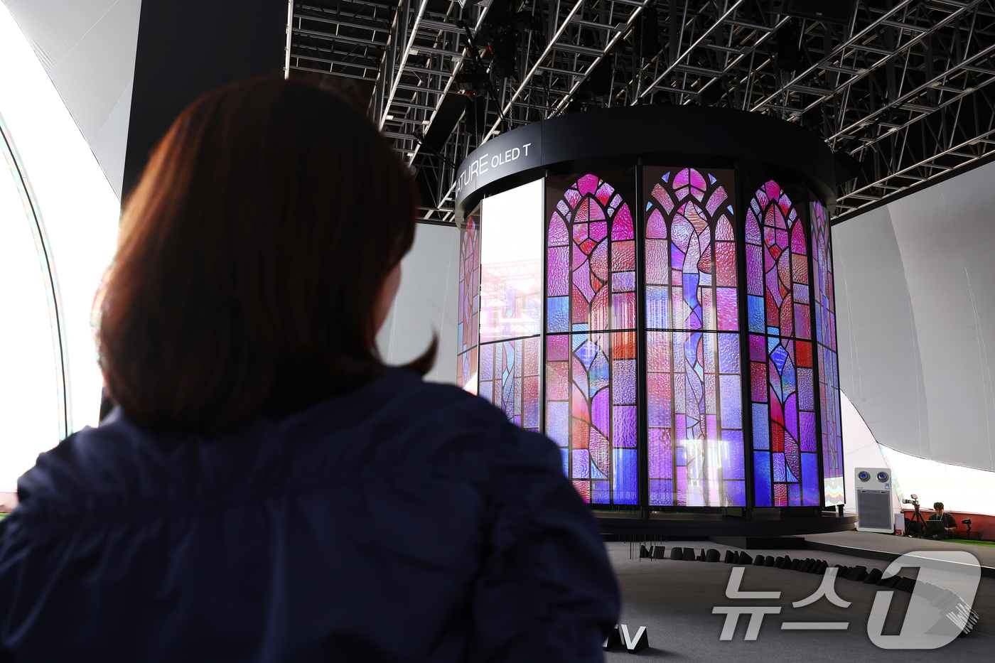 (경주=뉴스1) 김민지 기자 = 28일 경북 경주 엑스포공원 에어돔에서 마련된 APEC CEO 서밋 부대행사 'K-테크 쇼케이스' LG전자 부스에 무선·투명 TV 'LG 시그니처 …