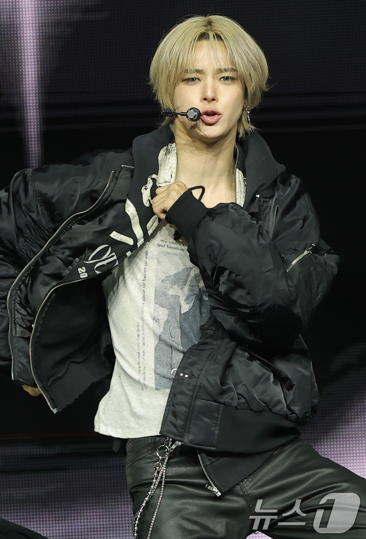 (서울=뉴스1) 권현진 기자 = 그룹 &TEAM(앤팀) 케이가 28일 오후 서울 용산구 블루스퀘어에서 가진 한국 데뷔 미니 1집 'Back to Life' 쇼케이스에 참석해 동명의 …