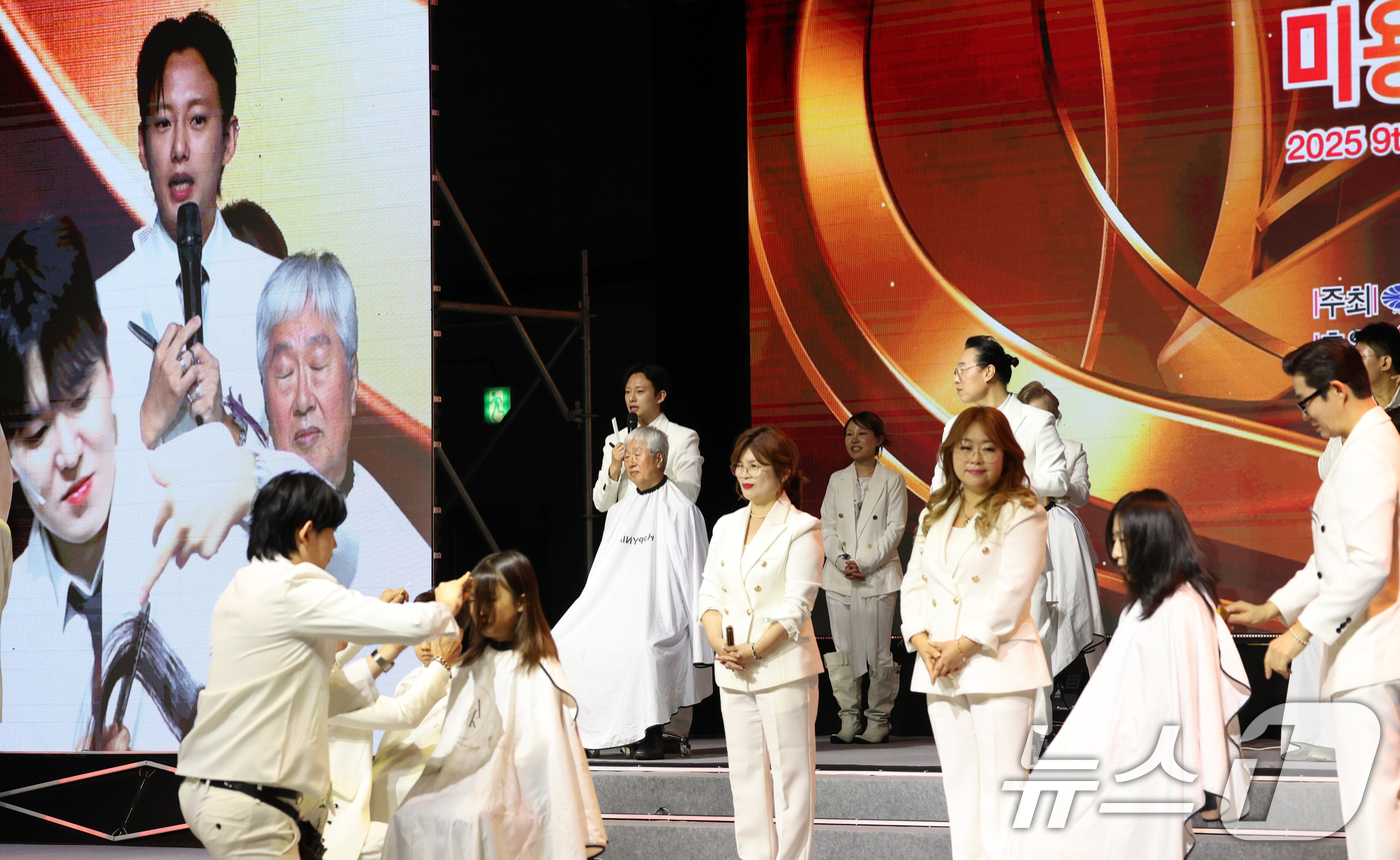 (서울=뉴스1) 김명섭 기자 = 28일 서울 강남구 세텍에서 열린 제9회 서울시 미용경연대회에서 디자이너들이 뷰티쇼를 선보이고 있다.이 행사에는 경연대회 및 뷰티쇼, 체험프로그램, …