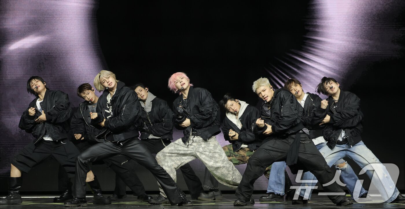 본문 이미지 - 그룹 &TEAM&#40;앤팀&#41;이 28일 오후 서울 용산구 블루스퀘어에서 가진 한국 데뷔 미니 1집 &#39;Back to Life&#39; 쇼케이스에 참석해 동명의 타이틀 곡 &#39;백 투 라이프&#39;를 선보이고 있다. 2025.10.28/뉴스1 ⓒ News1 권현진 기자