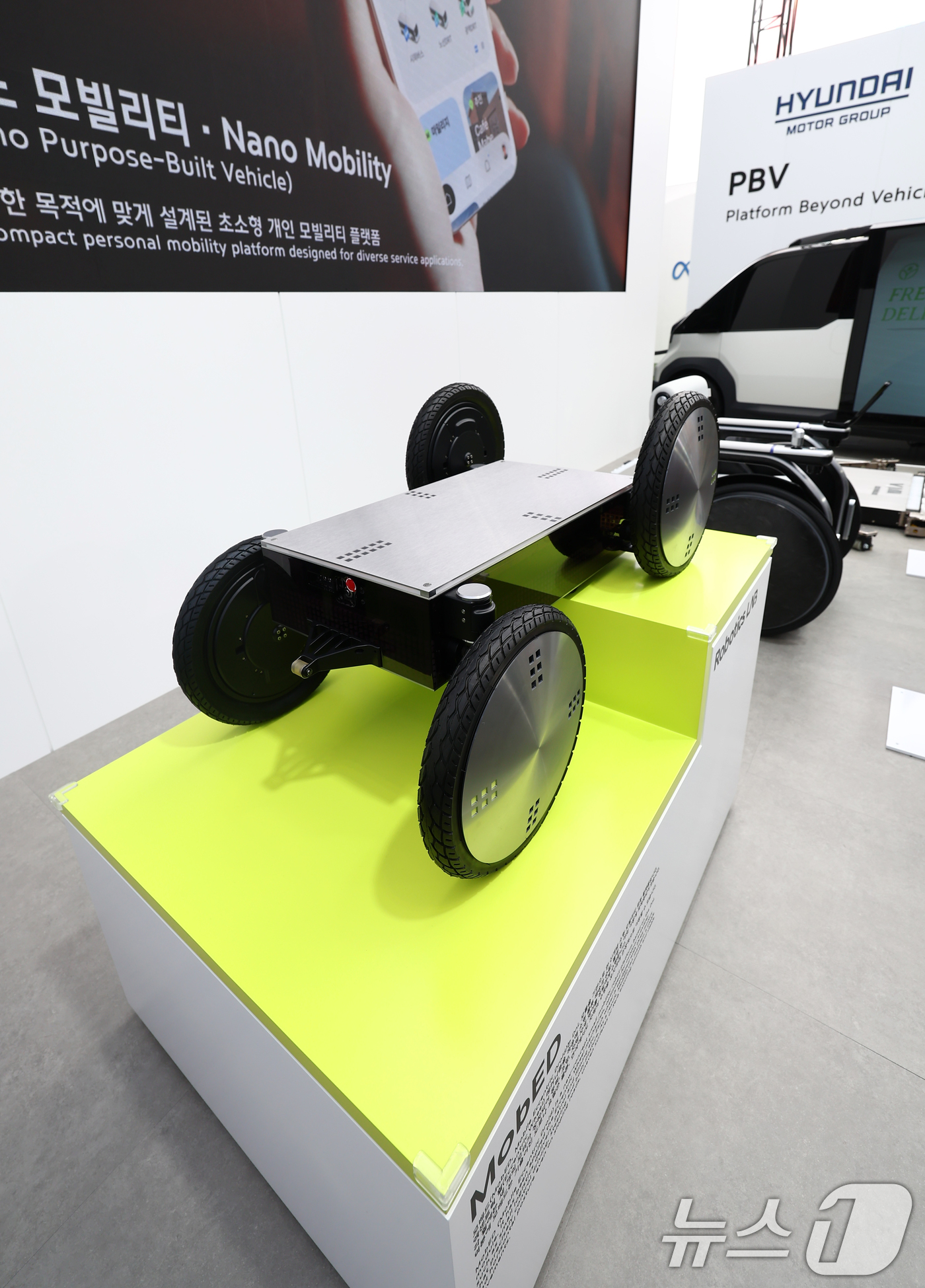 (경주=뉴스1) 김민지 기자 = 28일 경북 경주 엑스포공원 에어돔에서 마련된 APEC CEO 서밋 부대행사 'K-테크 쇼케이스' 현대차 부스에 Dnl 모듈을 기반으로 한 신개념 …