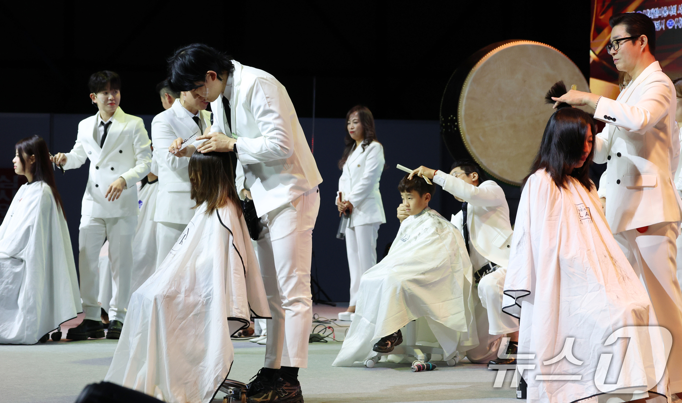 (서울=뉴스1) 김명섭 기자 = 28일 서울 강남구 세텍에서 열린 제9회 서울시 미용경연대회에서 디자이너들이 뷰티쇼를 선보이고 있다.이 행사에는 경연대회 및 뷰티쇼, 체험프로그램, …