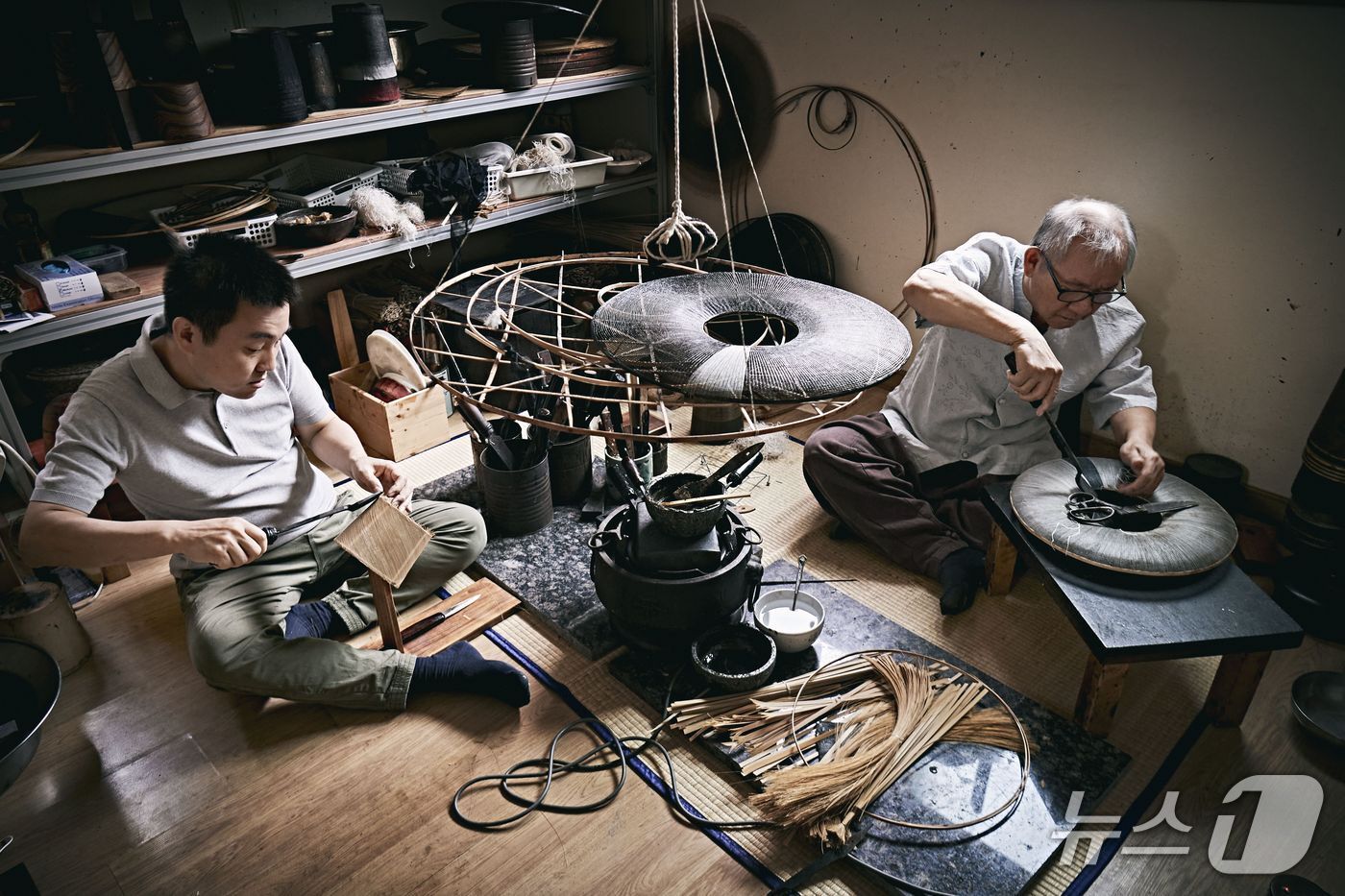 본문 이미지 - 국가무형유산 갓일(입자) 박창영 보유자와 그의 아들 박형박 이수자