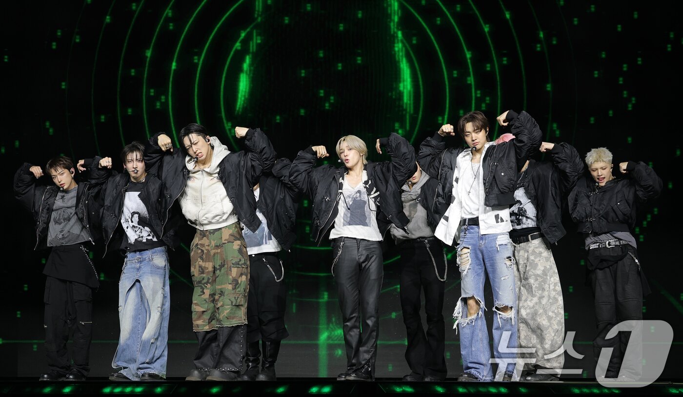 본문 이미지 - 그룹 &TEAM&#40;앤팀&#41;이 28일 오후 서울 용산구 블루스퀘어에서 가진 한국 데뷔 미니 1집 &#39;Back to Life&#39; 쇼케이스에 참석해 타이틀 곡 &#39;루나틱&#39;을 선보이고 있다. 2025.10.28/뉴스1 ⓒ News1 권현진 기자