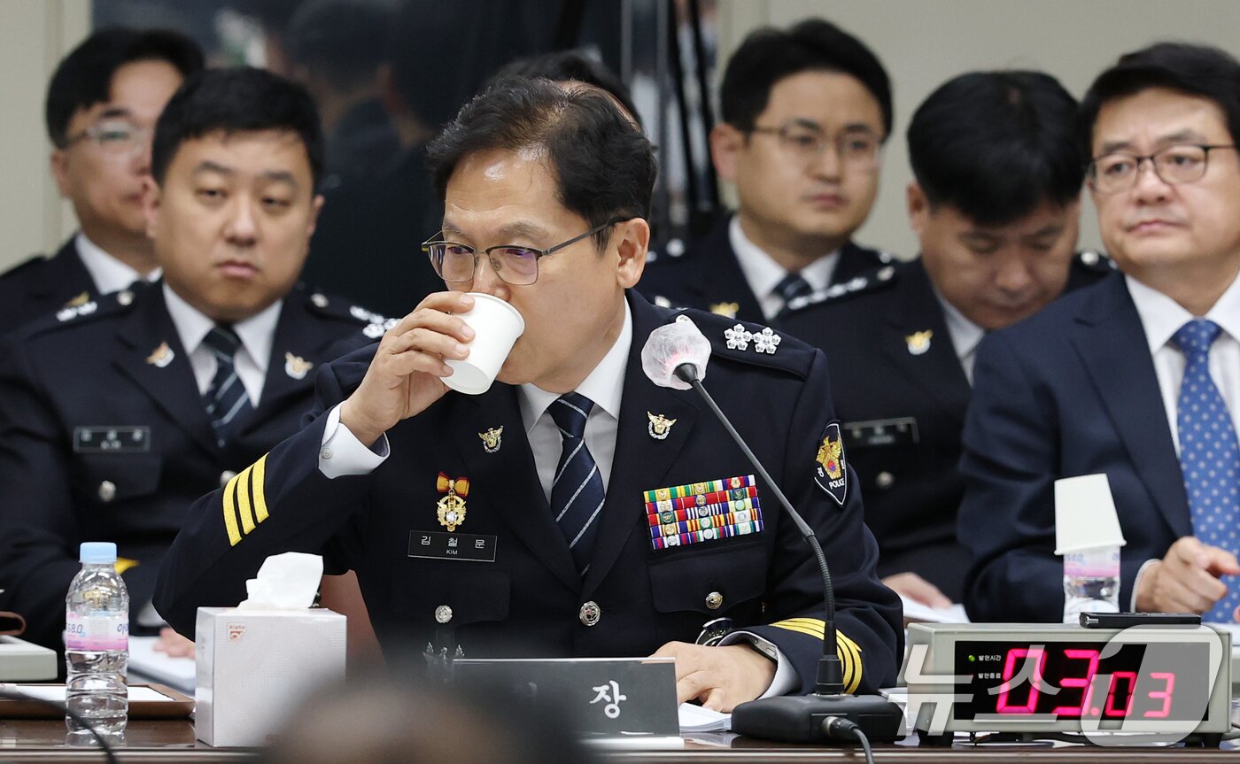 본문 이미지 - 김철문 전북경찰청장이 28일 전북 전주시 전북경찰청실에서 열린 국회 행정안전위원회 국정감사에서 목을 축이고 있다. 2025.10.28/뉴스1 ⓒ News1 유경석 기자