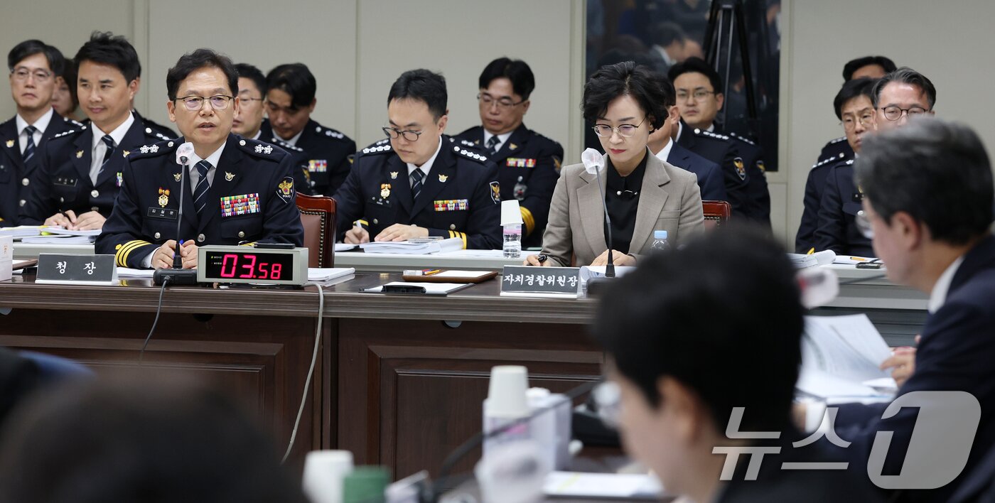 본문 이미지 - 김철문 전북경찰청장이 28일 전북 전주시 전북경찰청실에서 열린 국회 행정안전위원회 국정감사에서 질의에 답변을 하고 있다. 2025.10.28/뉴스1 ⓒ News1 유경석 기자