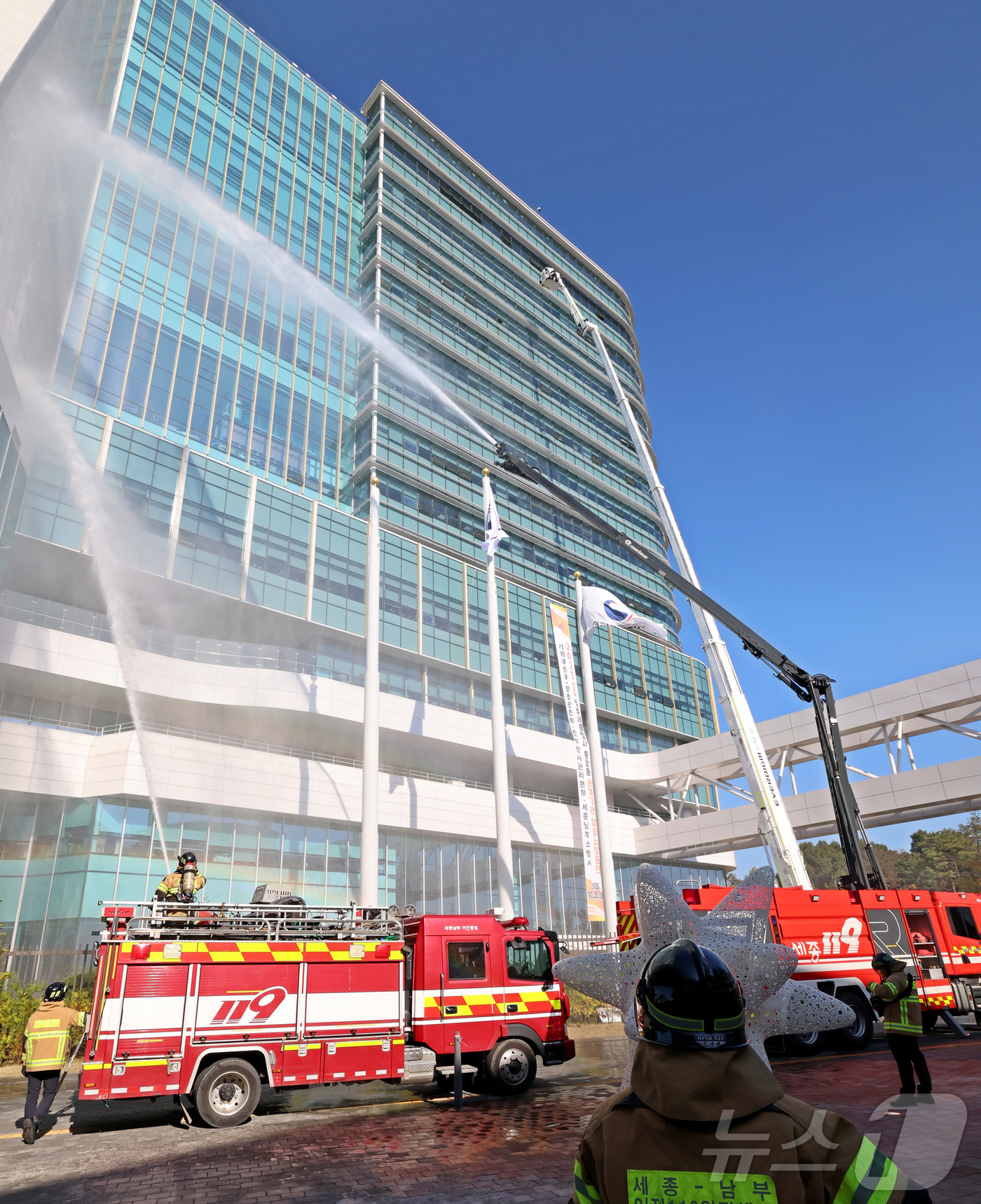 (세종뉴스1) 김기남 기자 = 27일 세종시 어진동 정부세종청사 중앙동에서 열린 화재 대비 민방위 훈련에서 세종 남부소방서 53m 고가 소방차와 무인파괴 방수차가 출동하여 고층 화 …
