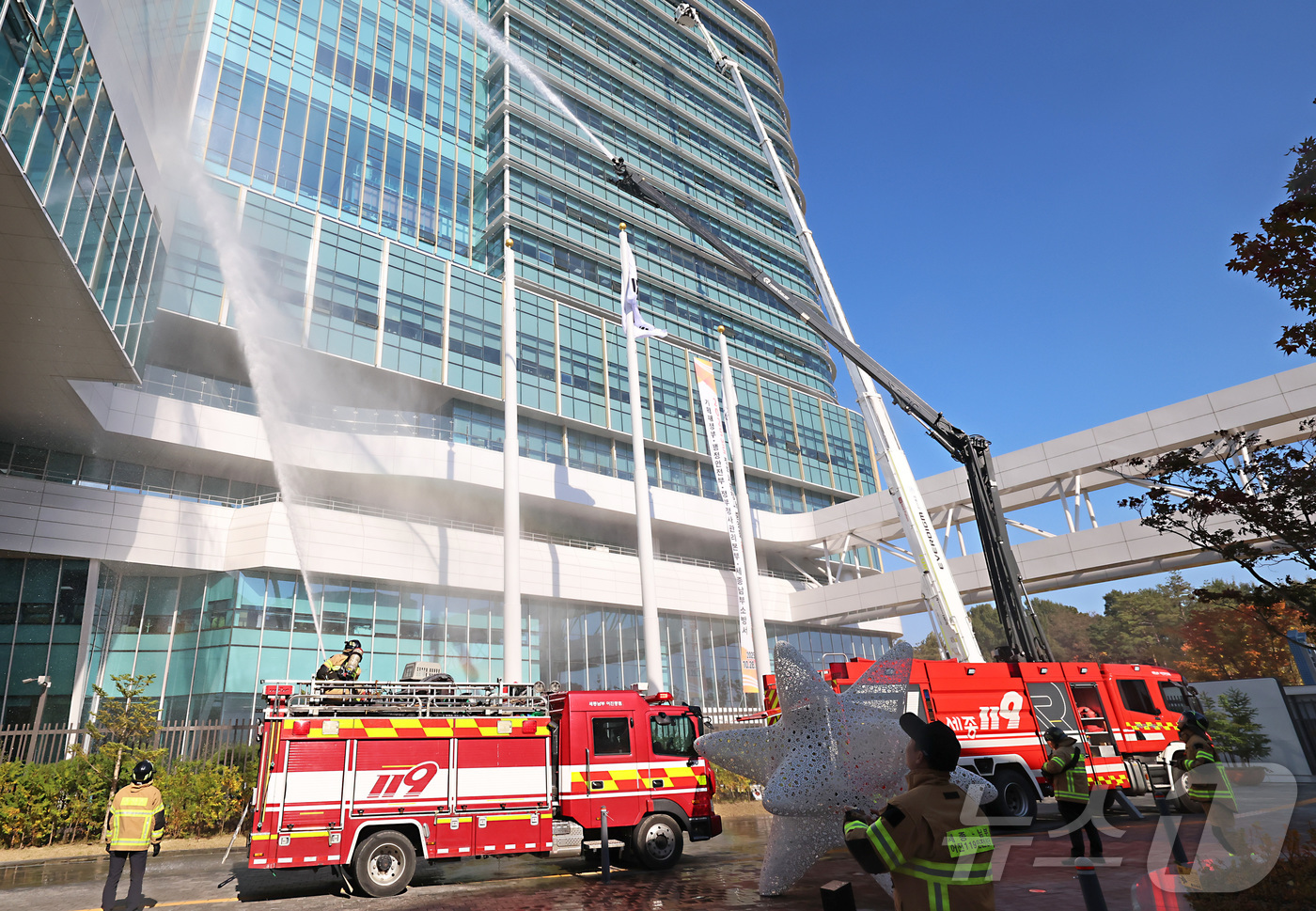 (세종뉴스1) 김기남 기자 = 27일 세종시 어진동 정부세종청사 중앙동에서 열린 화재 대비 민방위 훈련에서 세종 남부소방서 53m 고가 소방차와 무인파괴 방수차가 출동하여 고층 화 …