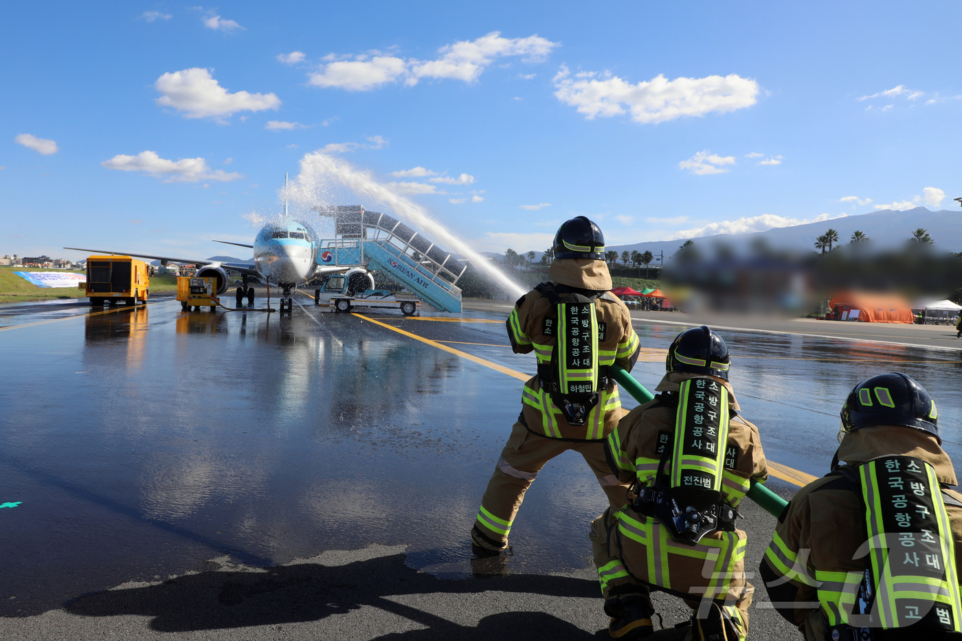 (제주=뉴스1) 홍수영 기자 = 28일 오후 제주국제공항 화물터미널 계류장에서 열린 '2025년 항공기 사고 수습 및 대테러 종합훈련'에서 비행기 화재를 진압하고 있다. 이번 훈련 …