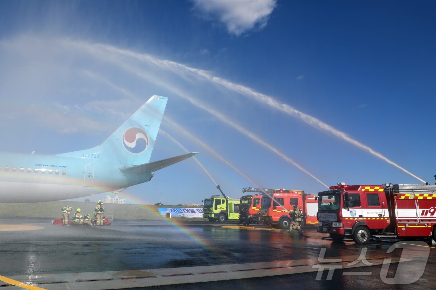 본문 이미지 - 28일 오후 제주국제공항 화물터미널 계류장에서 열린 &#39;2025년 항공기 사고 수습 및 대테러 종합훈련&#39;에서 비행기 화재를 진압하고 있다. 2025.10.28/뉴스1 ⓒ News1 홍수영 기자