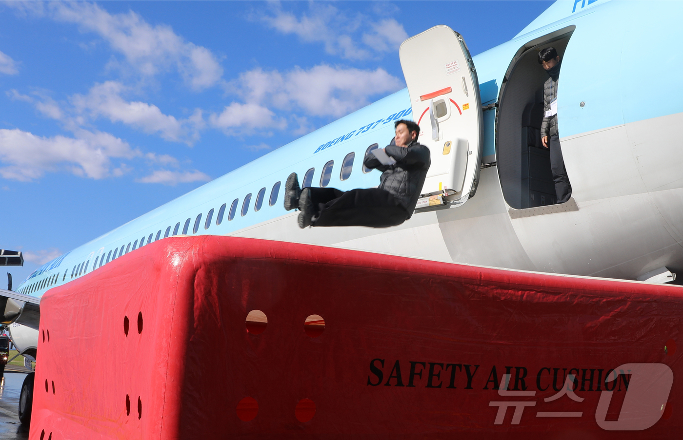 (제주=뉴스1) 홍수영 기자 = 28일 오후 제주국제공항 화물터미널 계류장에서 열린 '2025년 항공기 사고 수습 및 대테러 종합훈련'에서 비상탈출을 하고 있다. 이번 훈련에는 한 …