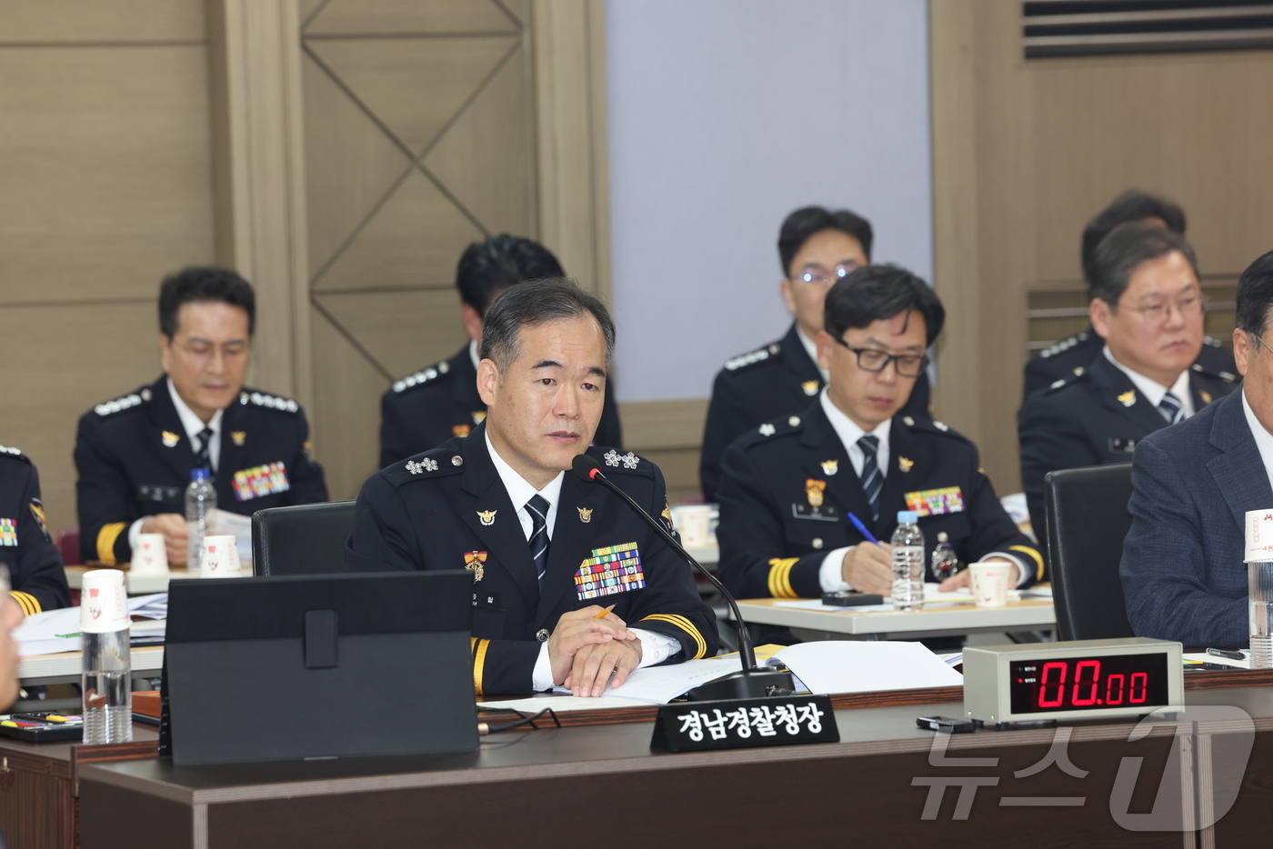 (창원=뉴스1) 강정태 기자 = 김종철 경남경찰청장이 28일 경남 창원시 경남경찰청에서 열린 국회 행정안전위원회의 경남경찰청에 대한 국정감사에서 의원 질의에 답하고 있다.