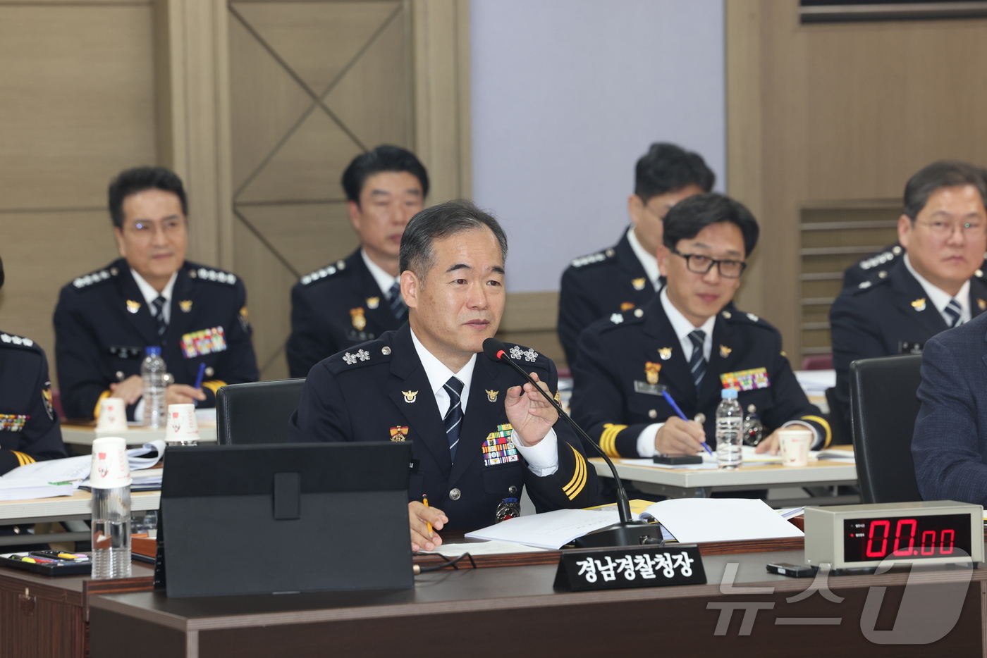 (창원=뉴스1) 강정태 기자 = 김종철 경남경찰청장이 28일 경남 창원시 경남경찰청에서 열린 국회 행정안전위원회의 경남경찰청에 대한 국정감사에서 의원 질의에 답하고 있다.