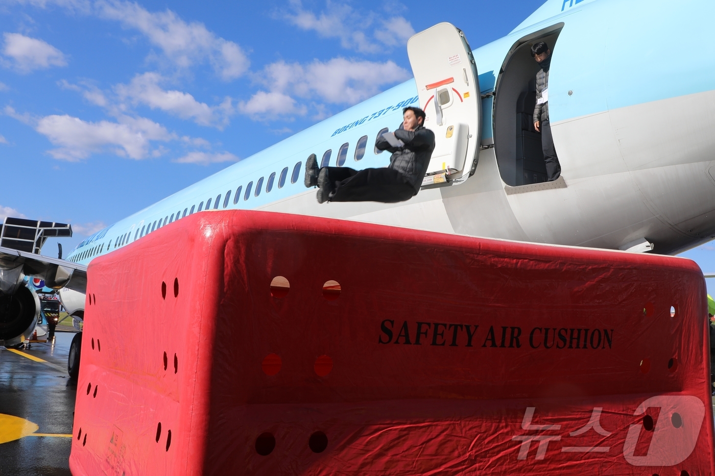 (제주=뉴스1) 홍수영 기자 = 28일 오후 제주국제공항 화물터미널 계류장에서 열린 '2025년 항공기 사고 수습 및 대테러 종합훈련'에서 비상탈출을 하고 있다. 이번 훈련에는 한 …