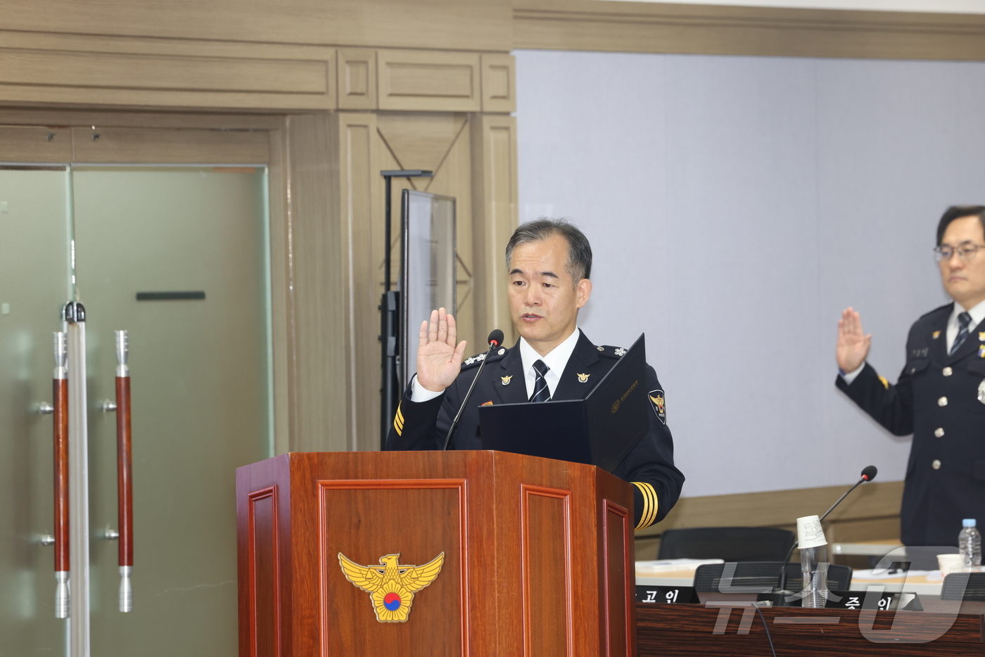 (창원=뉴스1) 강정태 기자 = 김종철 경남경찰청장이 28일 경남 창원시 경남경찰청에서 열린 국회 행정안전위원회의 경남경찰청에 대한 국정감사에서 증인 선서를 하고 있다. 2025. …