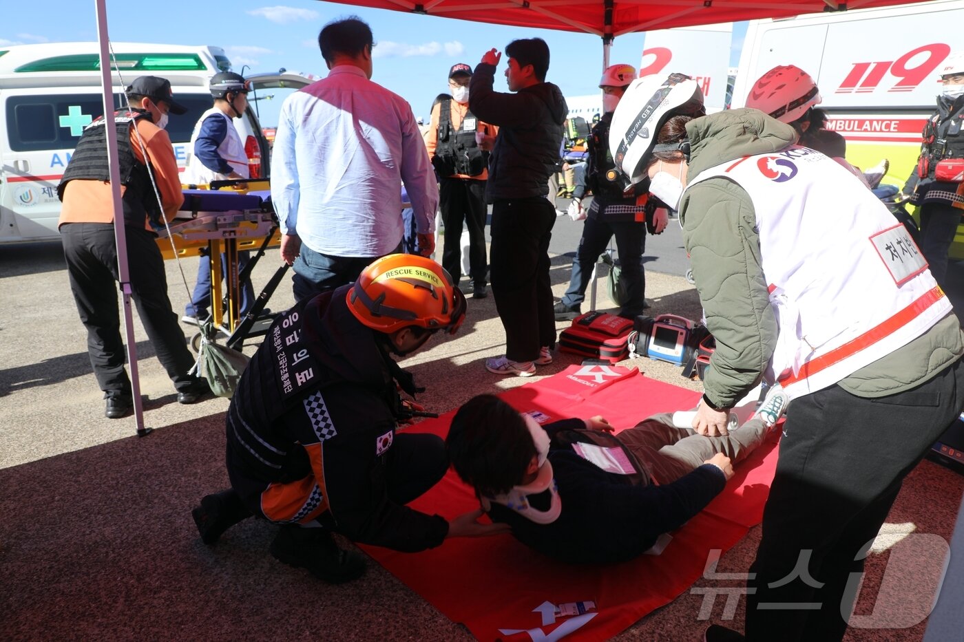 본문 이미지 - 28일 오후 제주국제공항 화물터미널 계류장에서 열린 &#39;2025년 항공기 사고 수습 및 대테러 종합훈련&#39;에서 부상자를 구조하고 있다. 이번 훈련에는 한국공항공사 제주공항과 제주도, 제주지방항공청, 경찰, 해경, 소방, 해병대 등 33개 유관기관이 참여했다. 2025.10.28/뉴스1 ⓒ News1 홍수영 기자