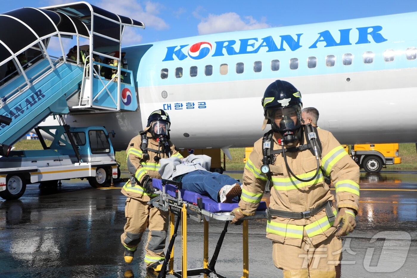 본문 이미지 - 28일 오후 제주국제공항 화물터미널 계류장에서 열린 &#39;2025년 항공기 사고 수습 및 대테러 종합훈련&#39;에서 부상자를 구조하고 있다. 이번 훈련에는 한국공항공사 제주공항과 제주도, 제주지방항공청, 경찰, 해경, 소방, 해병대 등 33개 유관기관이 참여했다. 2025.10.28/뉴스1 ⓒ News1 홍수영 기자