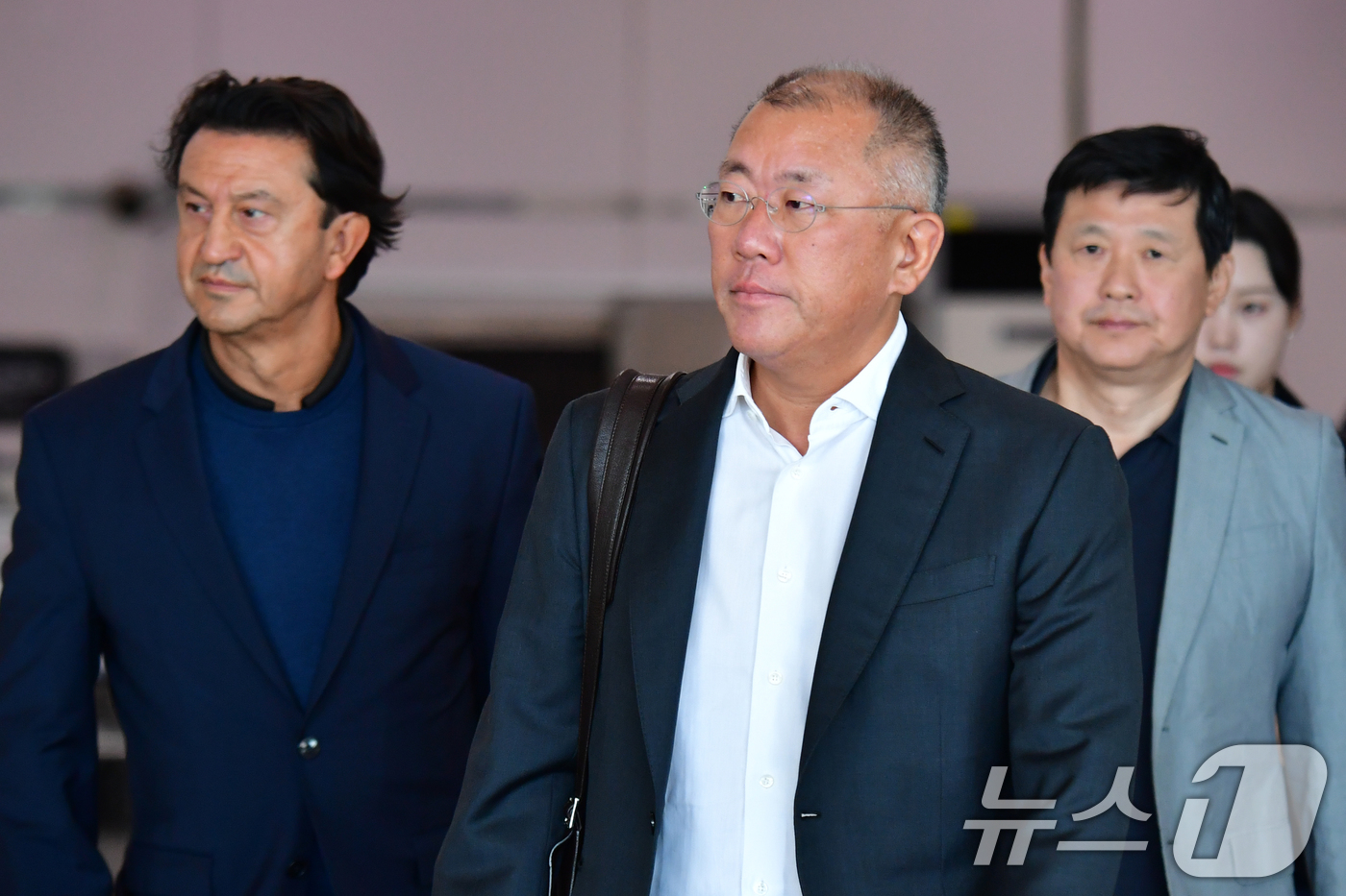 (포항=뉴스1) 최창호 기자 = 정의선 현대자동차 그룹 회장이 28일 사우디아라비아 일정을 마친 후 경북 경주에서 열리는 APEC 회의에 참석하기 위해 포항경주공항을 통해 입국하고 …