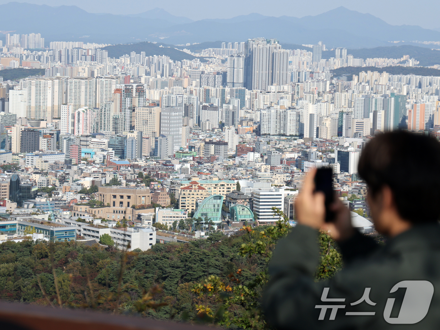 (서울=뉴스1) 황기선 기자 = 이재명 정부 들어 세 차례에 걸쳐 부동산 대책이 나왔지만 소비자들의 집값 상승 기대심리는 4년 만에 가장 높은 수준을 기록했다.한국은행이 28일 발 …