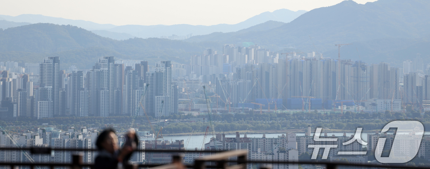 (서울=뉴스1) 황기선 기자 = 이재명 정부 들어 세 차례에 걸쳐 부동산 대책이 나왔지만 소비자들의 집값 상승 기대심리는 4년 만에 가장 높은 수준을 기록했다.한국은행이 28일 발 …