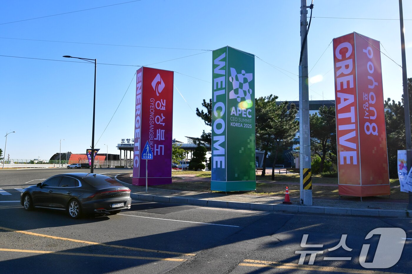 본문 이미지 - 28일 경북 포항시 북구 영일만항컨테이너부두 앞에서 APEC 회의애 참석하는 글로벌 CEO 등을 환영하는 조형물이 설치됐다. 2025.10.28/뉴스1 ⓒ News1 최창호 기자