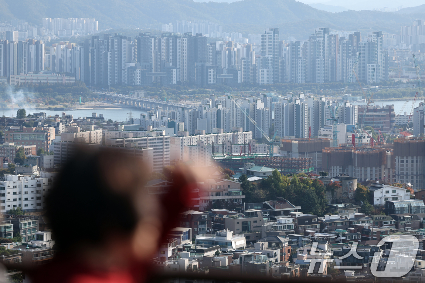 (서울=뉴스1) 황기선 기자 = 이재명 정부 들어 세 차례에 걸쳐 부동산 대책이 나왔지만 소비자들의 집값 상승 기대심리는 4년 만에 가장 높은 수준을 기록했다.한국은행이 28일 발 …