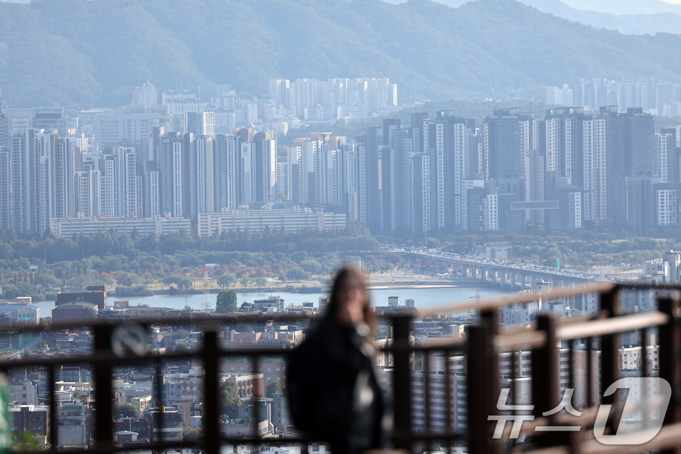 (서울=뉴스1) 황기선 기자 = 이재명 정부 들어 세 차례에 걸쳐 부동산 대책이 나왔지만 소비자들의 집값 상승 기대심리는 4년 만에 가장 높은 수준을 기록했다.한국은행이 28일 발 …