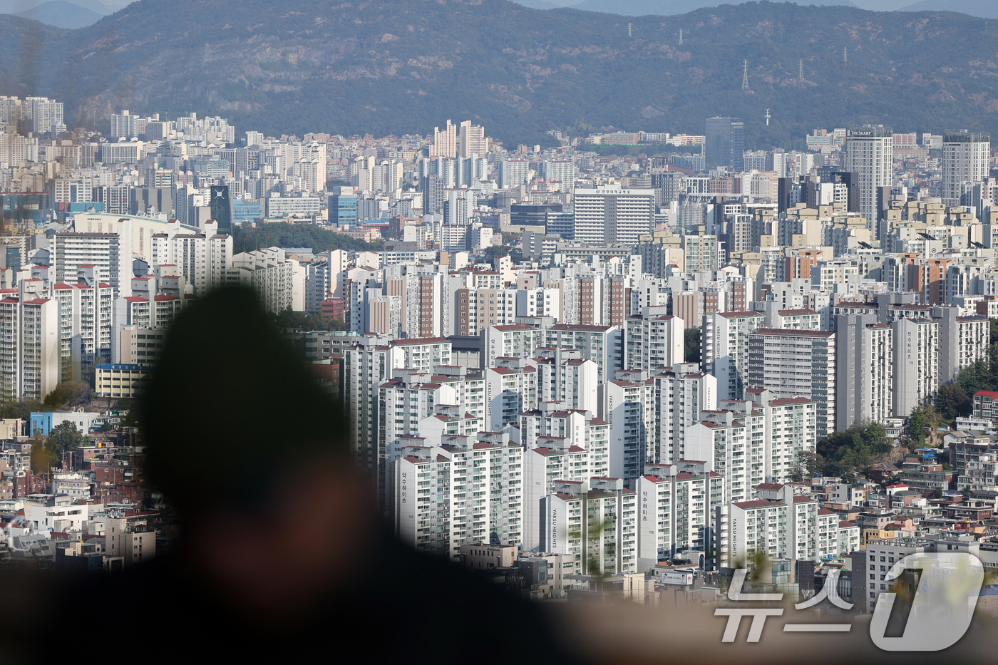 (서울=뉴스1) 황기선 기자 = 이재명 정부 들어 세 차례에 걸쳐 부동산 대책이 나왔지만 소비자들의 집값 상승 기대심리는 4년 만에 가장 높은 수준을 기록했다.한국은행이 28일 발 …