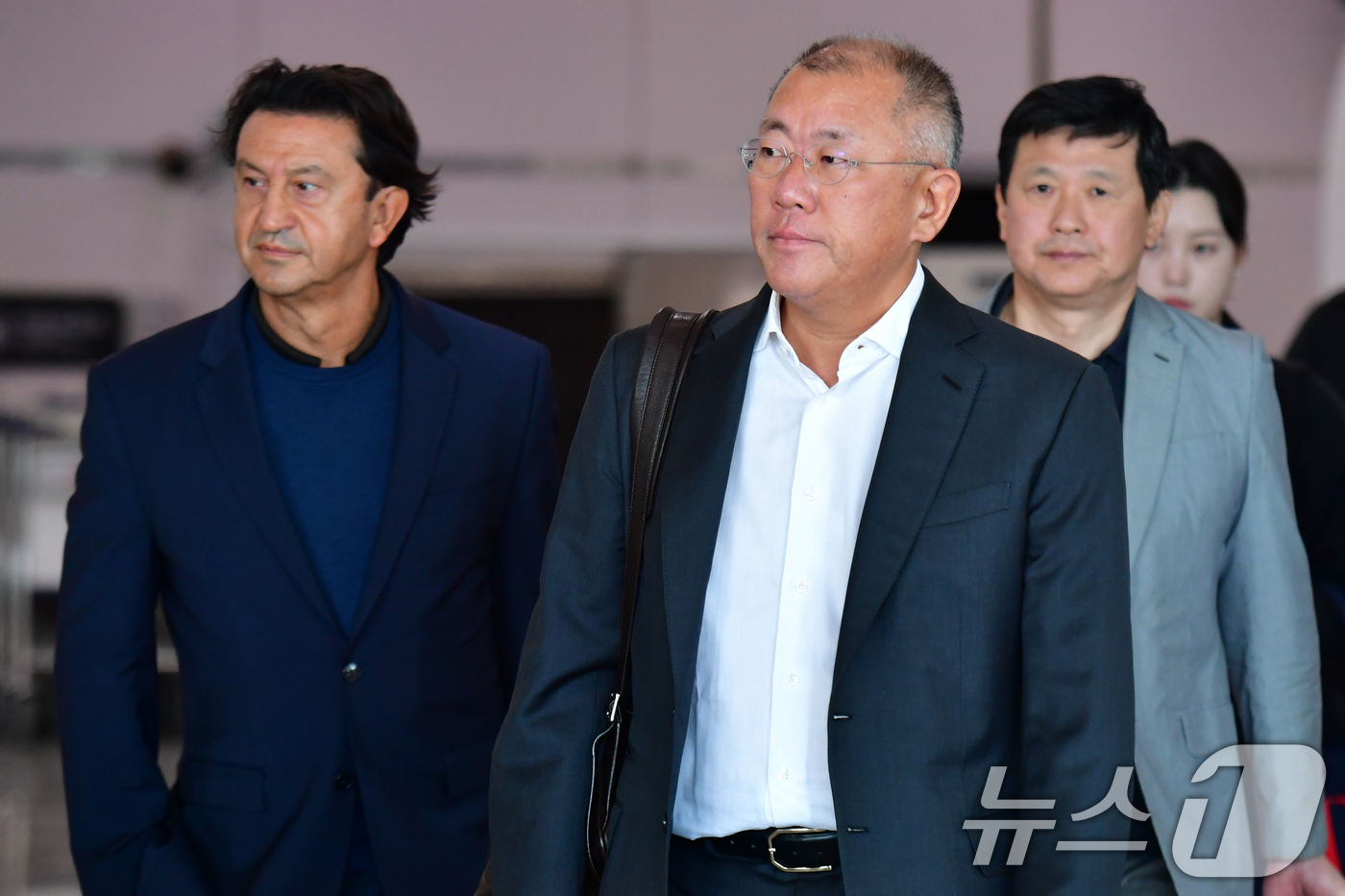 (포항=뉴스1) 최창호 기자 = 정의선 현대자동차 그룹 회장이 호세 무뇨스 현대차 사장 등과 함께 28일 사우디아라비아 일정을 마친 후 경북 경주에서 열리는 APEC 회의에 참석하 …