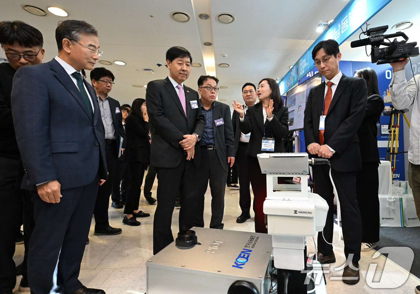 (서울=뉴스1) = 구윤철 경제부총리 겸 기획재정부 장관이 28일 서울 마포구 누리꿈스퀘어에서 열린 '2025 공공기관 AI 대전환 워크숍'에서 공공기관 전시부스를 참관하며 관계자 …