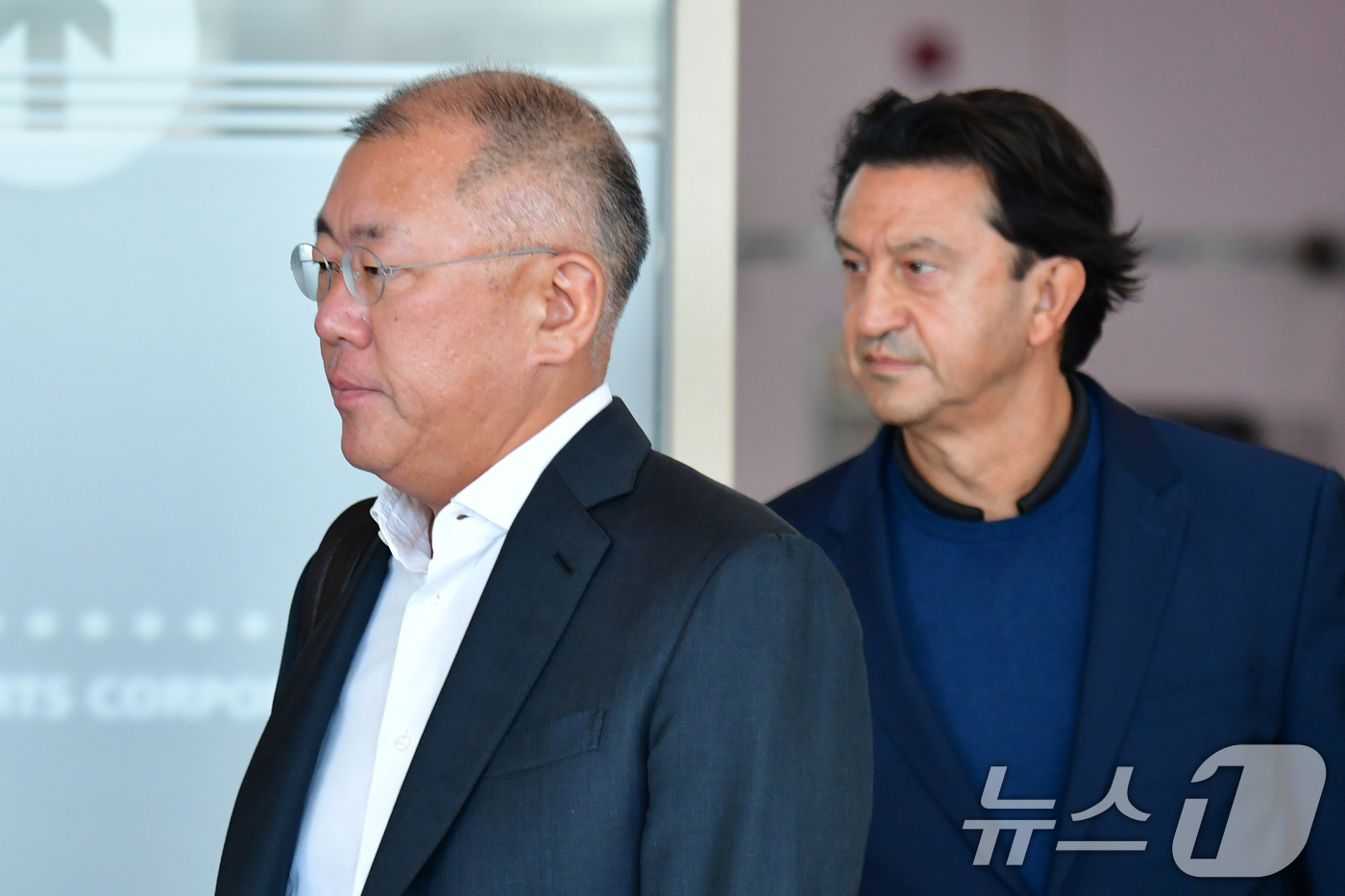 (포항=뉴스1) 최창호 기자 = 정의선 현대자동차 그룹 회장이 28일 사우디아라비아 일정을 마친 후 경북 경주에서 열리는 APEC 회의에 참석하기 위해 포항경주공항을 통해 입국하고 …