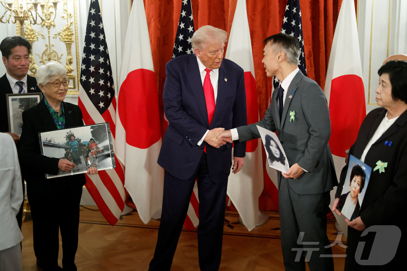 (도쿄 로이터=뉴스1) 양은하 기자 = 28일 일본을 방문한 도널드 트럼프 미국 대통령이 도쿄 아카사카 영빈관에서 북한에 의해 납치된 일본인 피해자 가족들과 면담했다. 2025. …