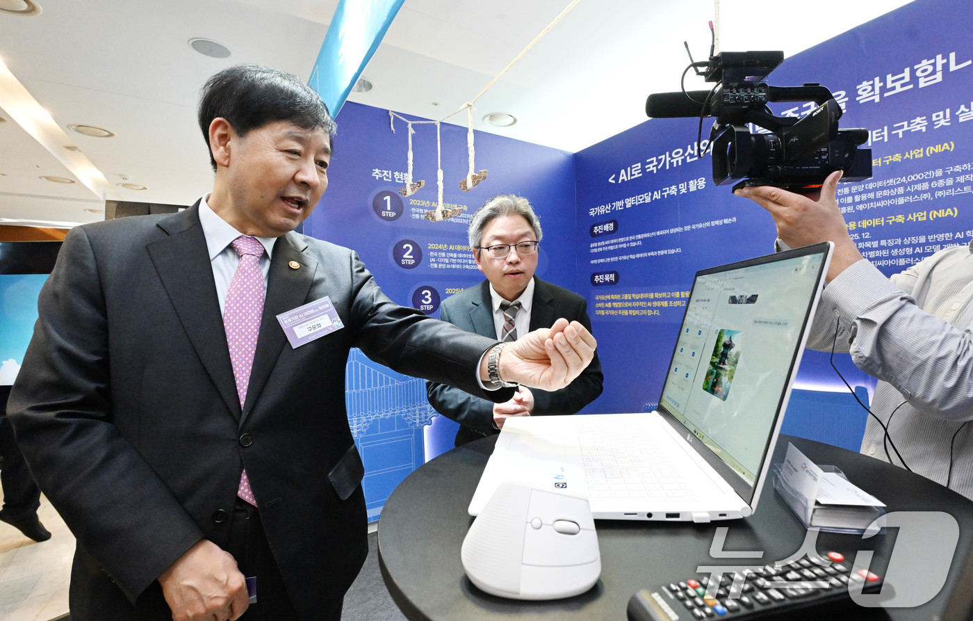 (서울=뉴스1) = 구윤철 경제부총리 겸 기획재정부 장관이 28일 서울 마포구 누리꿈스퀘어에서 열린 '2025 공공기관 AI 대전환 워크숍'에서 공공기관 전시부스를 참관하며 관계자 …