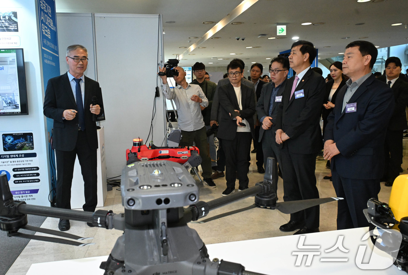 (서울=뉴스1) = 구윤철 경제부총리 겸 기획재정부 장관이 28일 서울 마포구 누리꿈스퀘어에서 열린 '2025 공공기관 AI 대전환 워크숍'에서 공공기관 전시부스를 참관하며 관계자 …