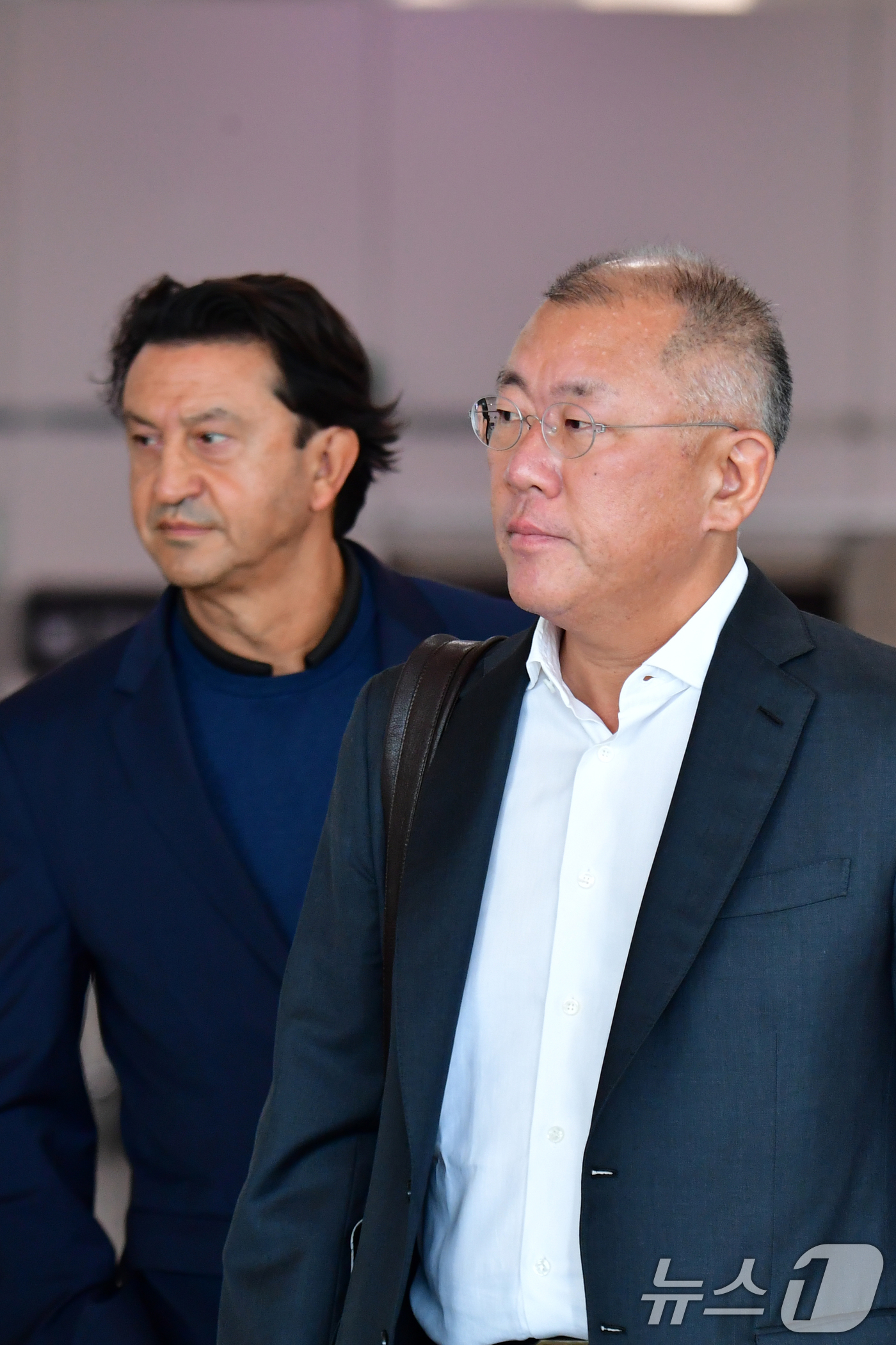 (포항=뉴스1) 최창호 기자 = 정의선 현대자동차 그룹 회장이 호세 무뇨스 현대차 사장 등과 함께 28일 사우디아라비아 일정을 마친 후 경북 경주에서 열리는 APEC 회의에 참석하 …