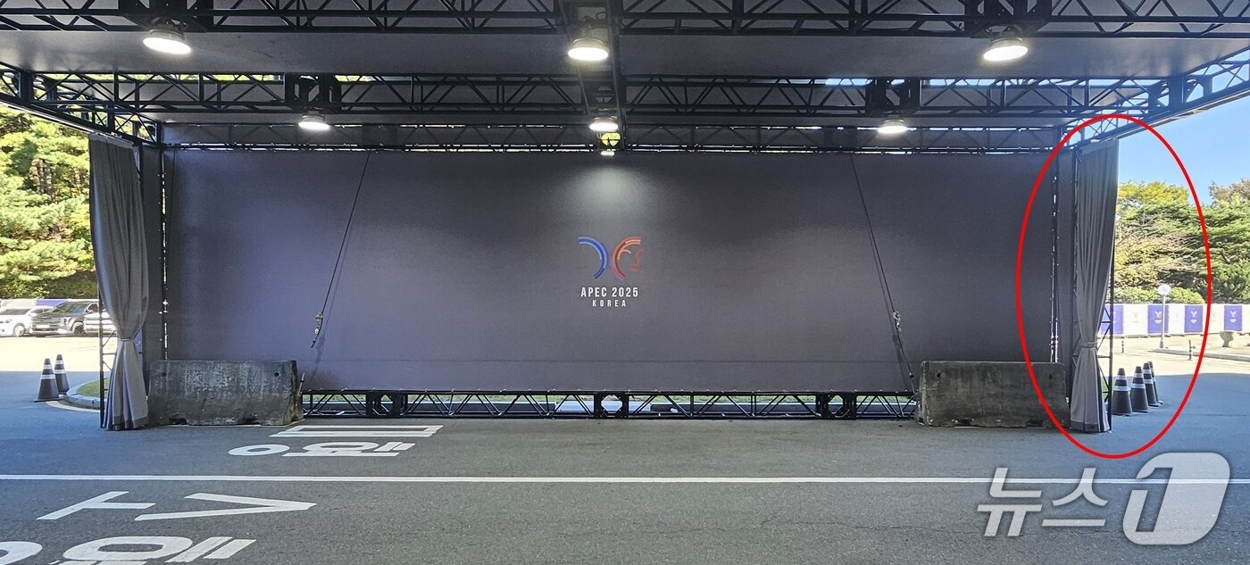 본문 이미지 - 코오롱 호텔 입구 가림막, 커튼(빨간원)을 칠 수 있게 해 놓았다.2025.10.28/뉴스1ⓒNews1 노민호 기자